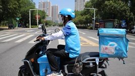 高校開(kāi)學(xué)季，看外賣(mài)小哥、保安和核酸檢測員的勵志求學(xué)路