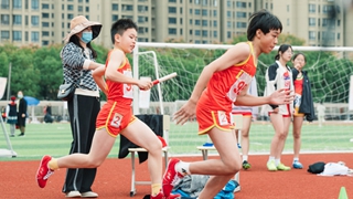 這里的孩子，把運動(dòng)會(huì )上進(jìn)了“體育課”