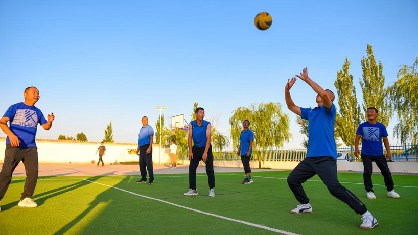 騎馬、放羊、打排球……這些牧民的“日常操作”贏(yíng)了