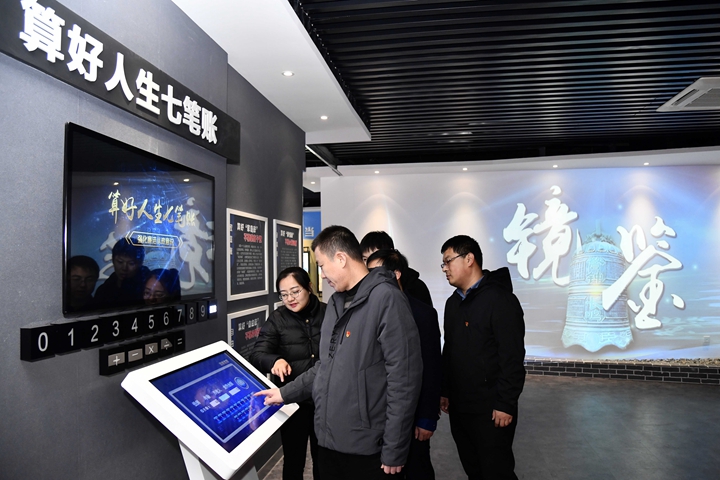 新華社評論員:時(shí)刻保持解決大黨獨有難題的清醒和堅定