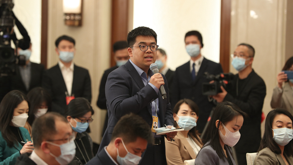 記者在現場(chǎng)提問(wèn)