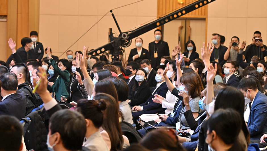 記者在現場(chǎng)舉手提問(wèn)