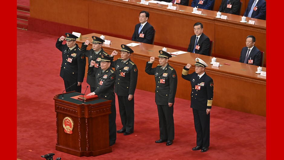 中央軍事委員會(huì )副主席、委員進(jìn)行憲法宣誓