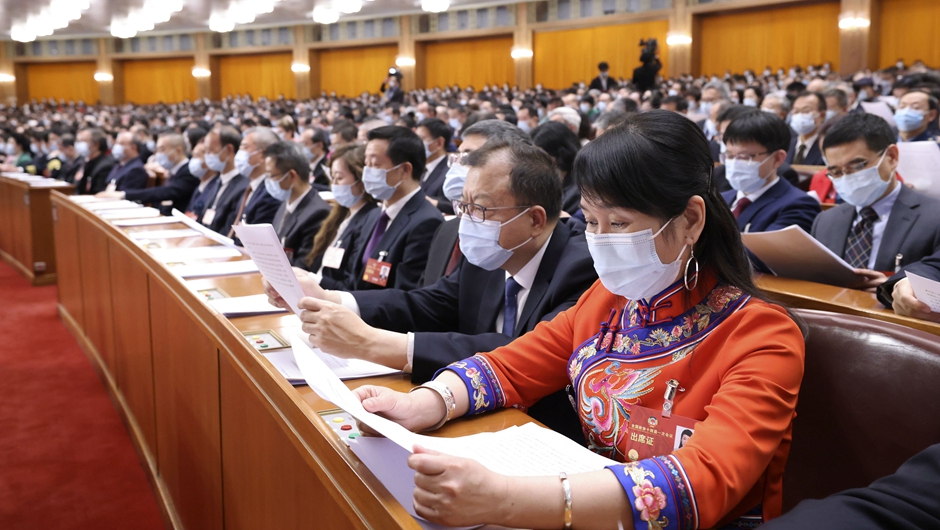 委員們在認真聽(tīng)會(huì )