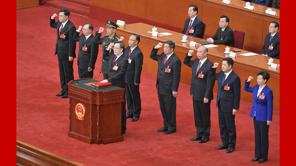 國務(wù)院副總理、國務(wù)委員、秘書(shū)長(cháng)進(jìn)行憲法宣誓