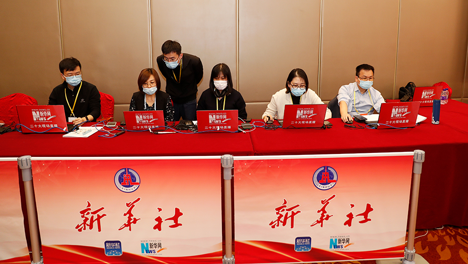 記者在現場(chǎng)工作