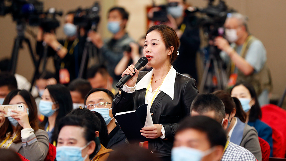 澎湃新聞?dòng)浾咛釂?wèn)