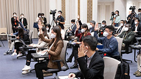 發(fā)布會(huì )現場(chǎng)媒體記者舉手提問(wèn)