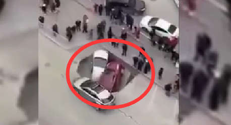 恐怖！俄街道塌陷 兩輛汽車(chē)掉入熱水中