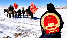 青?，敹喾ㄔ焊删?0多年扎根高原司法為民