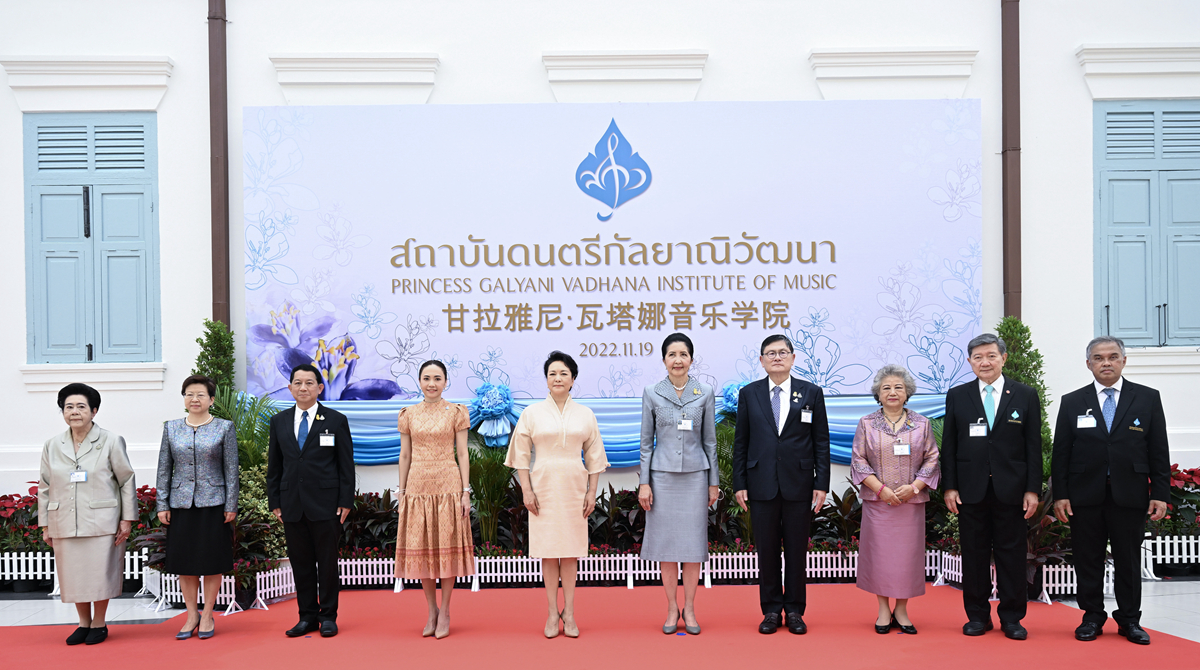 彭麗媛參觀(guān)甘拉雅尼音樂(lè )學(xué)院