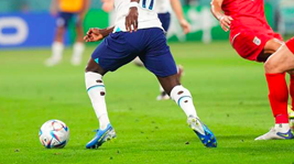 不為人知的細節——好好的足球襪為啥剪破洞？