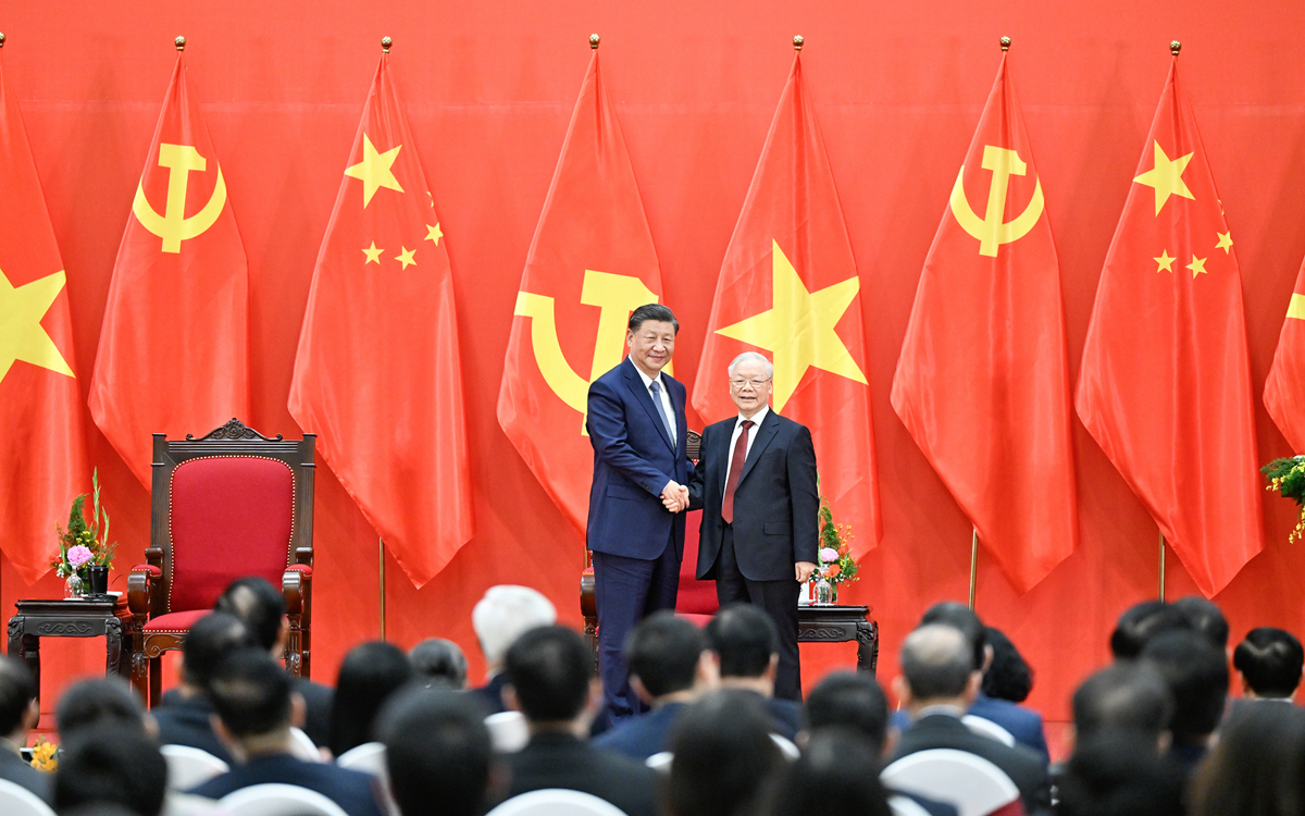 習近平同阮富仲共同會(huì )見(jiàn)中越兩國青年和友好人士代表